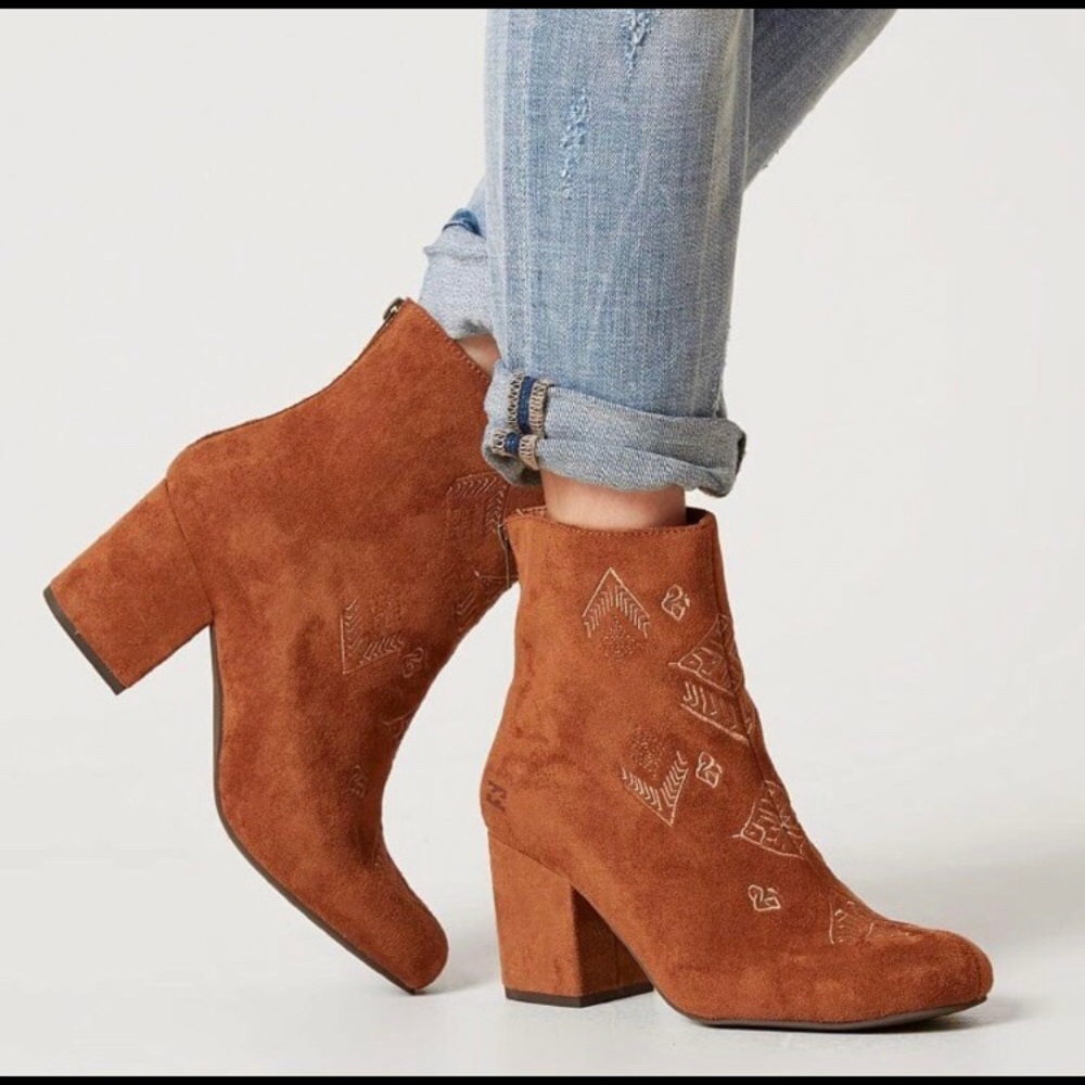 Billabong suede booties